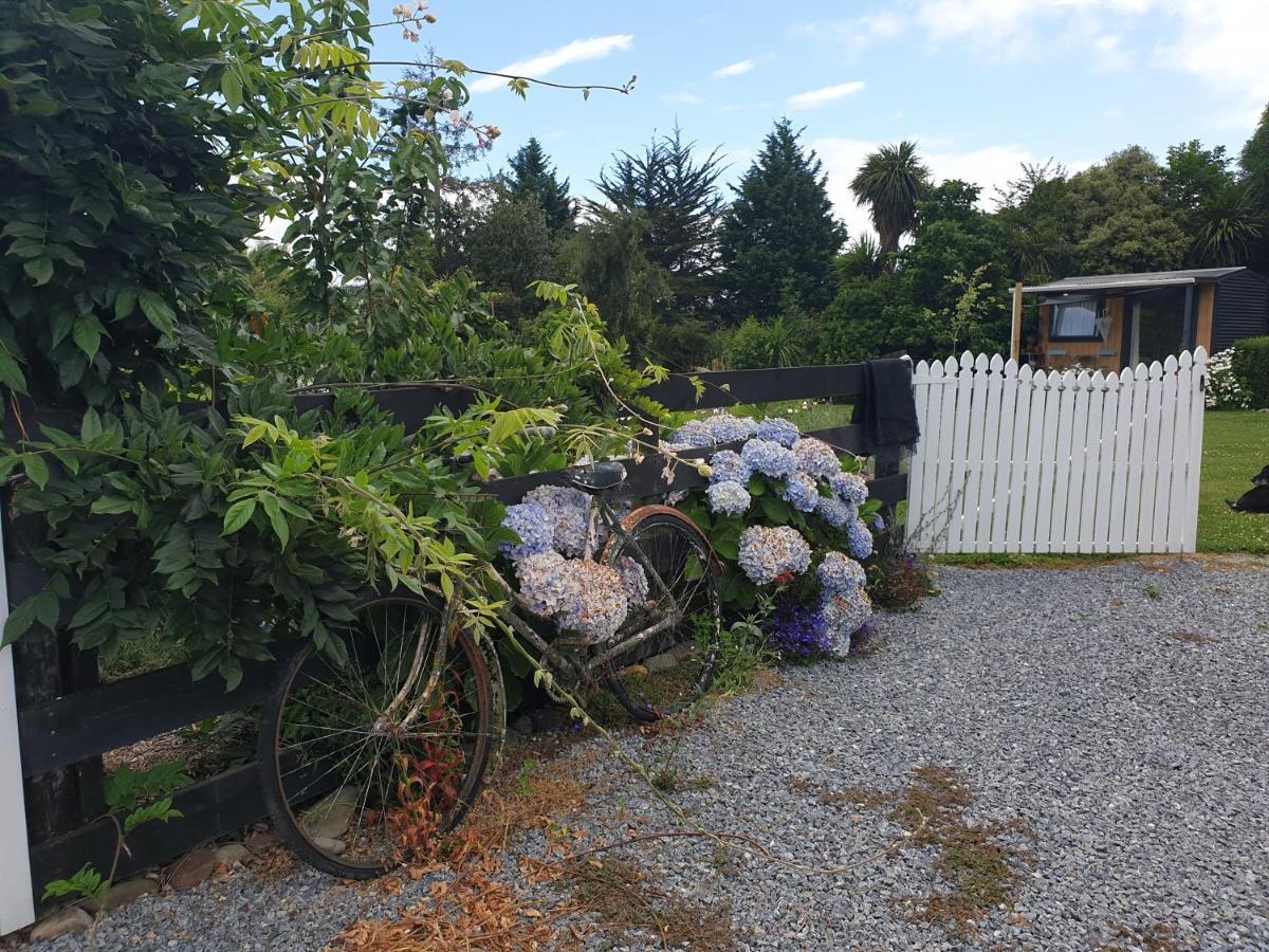 Cabins On Tudor Bed & Breakfast Motueka ภายนอก รูปภาพ