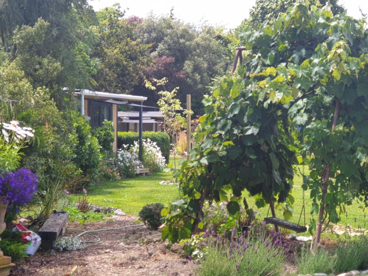 Cabins On Tudor Bed & Breakfast Motueka ภายนอก รูปภาพ