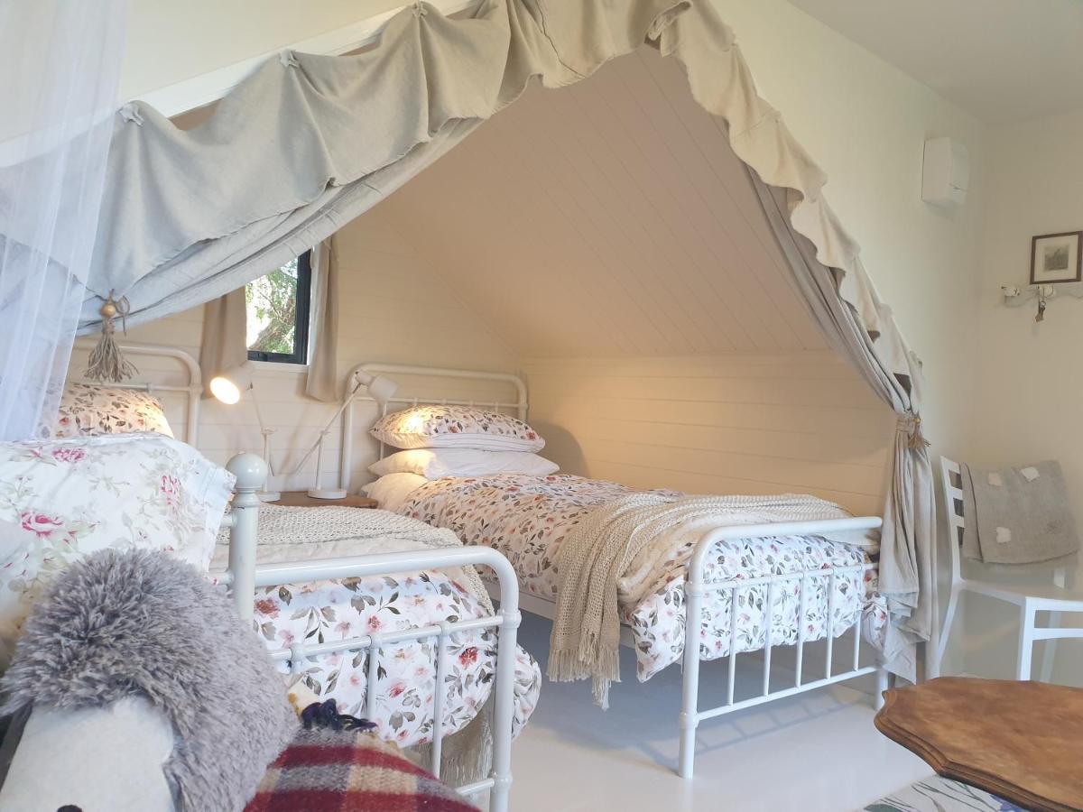 Cabins On Tudor Bed & Breakfast Motueka ภายนอก รูปภาพ